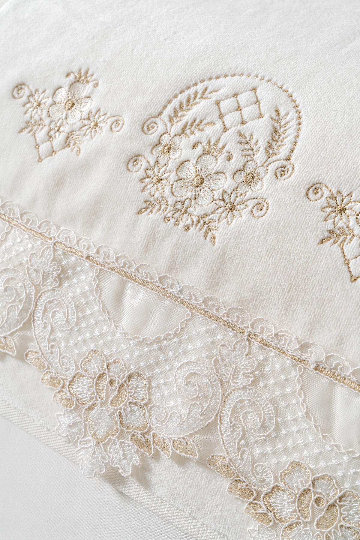 3'lü Özel Seri Çeyizlik Dantelli Nakışlı Geniş Güpürlü 50x90 cm Lüks Tasarım %100 Pamuk Havlu