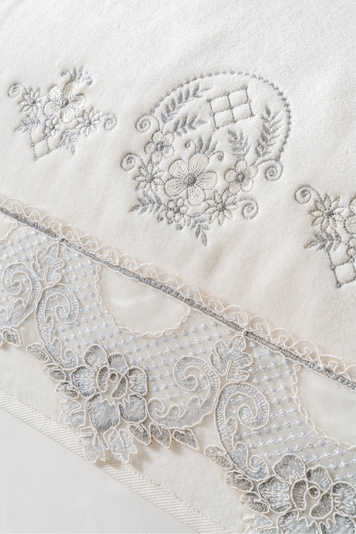 3'lü Özel Seri Çeyizlik Dantelli Nakışlı Geniş Güpürlü 50x90 cm Lüks Tasarım %100 Pamuk Havlu