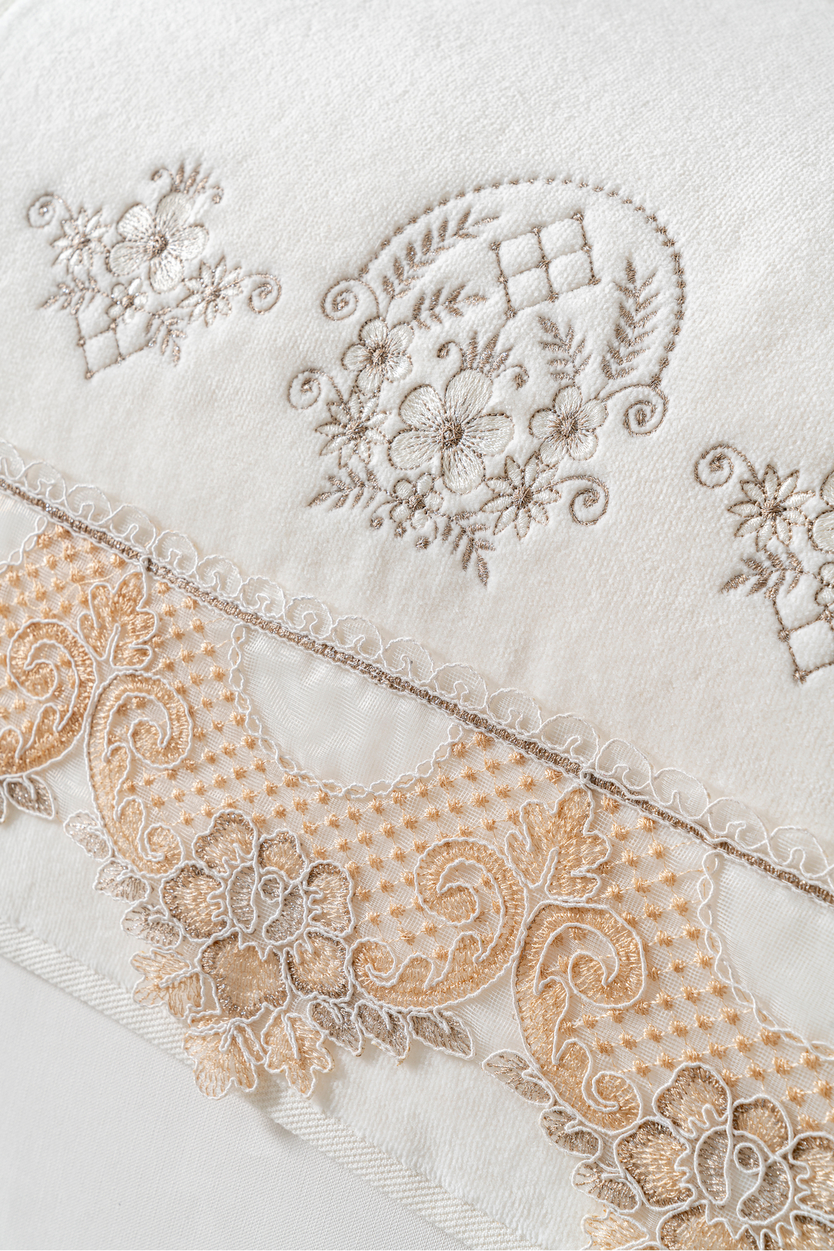 3'lü Özel Seri Çeyizlik Dantelli Nakışlı Geniş Güpürlü 50x90 cm Lüks Tasarım %100 Pamuk Havlu