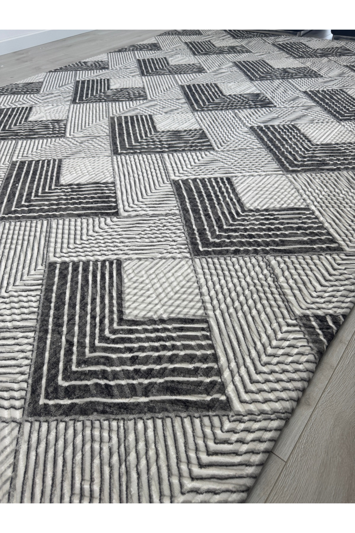 Halının Altına Kolayca Katlanabilen 230x330 Mikro Polar Lastiksiz Halı Örtüsü Kalın Dokulu (GRİ GEO)